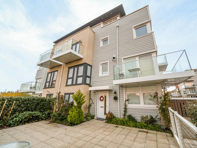 4 Bedroom End Of Terrace House For Sale In Reading
