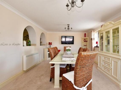 4 Bedroom Semi-detached House For Sale In Cliffsend, Ramsgate