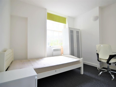 Studio flat for rent in Middle street, Brighton, BN1