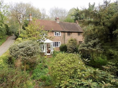 3 bedroom luxury Semidetached House for sale in Redhill, United Kingdom