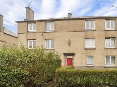 2 bed first floor flat for sale in Chesser