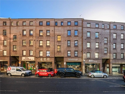 2 bed top floor flat for sale in Lauriston