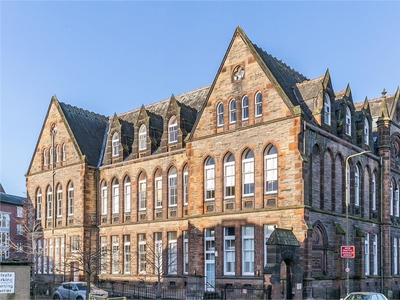 2 bed top floor flat for sale in Leith Links