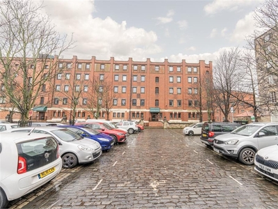 3 bed ground floor flat for sale in The Shore