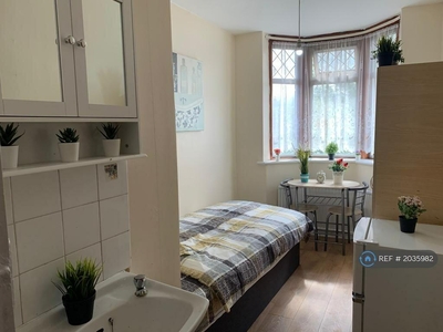 1 bedroom house share for rent in Princes Avenue, London, N13