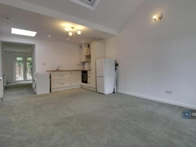 1 bedroom semi-detached house for rent in Lavenham Drive, Reading, RG5