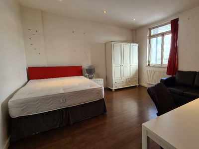 2 bedroom apartment for rent in Treadway Street,London,E2