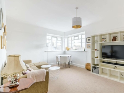 2 bedroom flat for rent in Clapham Road, Clapham North, London, SW9