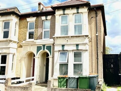 2 bedroom flat for rent in Forest Gate, E7