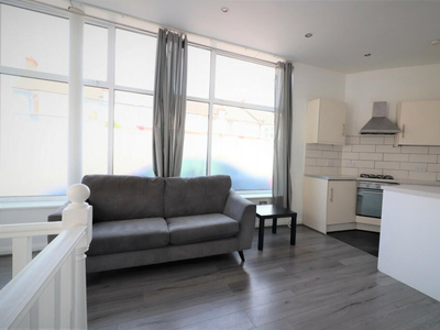 2 bedroom flat for rent in Portland Road, London, SE25