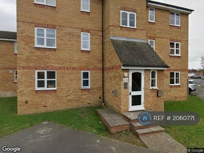 2 bedroom flat for rent in Redford Close, Feltham, TW13