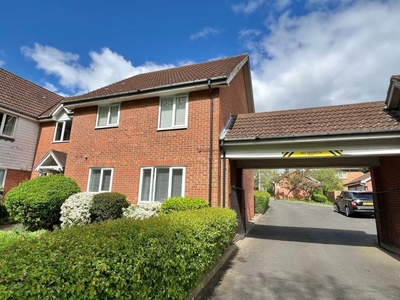 2 bedroom flat for sale in Trienna Court, Wendover Gardens, Brentwood, CM13