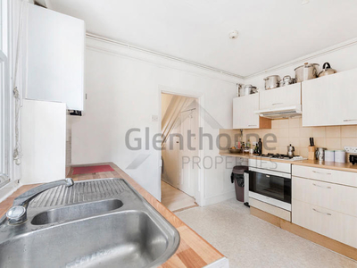 2 bedroom ground floor flat for rent in Fulham Palace Road,London,SW6