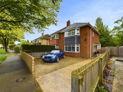 2 bedroom semi-detached house for sale in Cleevemount Close, Cheltenham, Gloucestershire, GL52