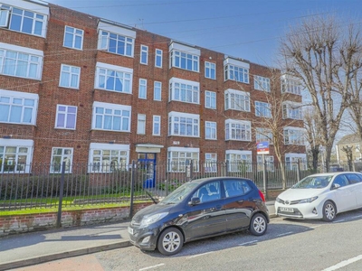 3 bedroom apartment for rent in Fairlop Road, Leytonstone, E11