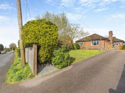 3 bedroom bungalow for sale in Charlton Lane, West Farleigh, Maidstone, ME15