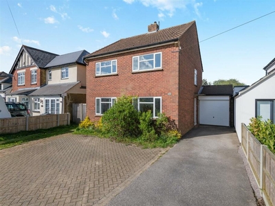 3 bedroom detached house for sale in Heath Road, Coxheath, Maidstone, ME17