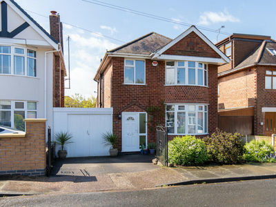 3 bedroom detached house for sale in Lyndale Road, Bramcote, NG9