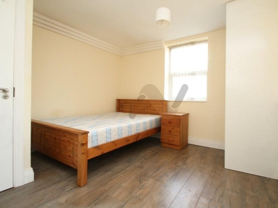 3 bedroom flat for rent in Blackstock Road, London, N4 DR, N4