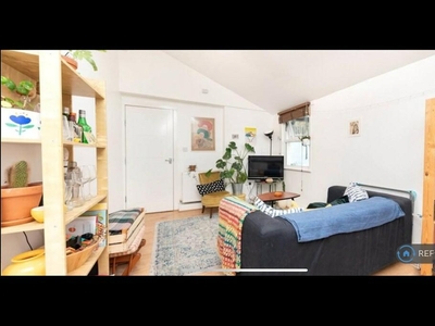 3 bedroom flat for rent in Kyverdale Road, London, N16