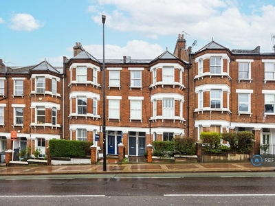 3 bedroom flat for rent in Latchmere Road, London, SW11