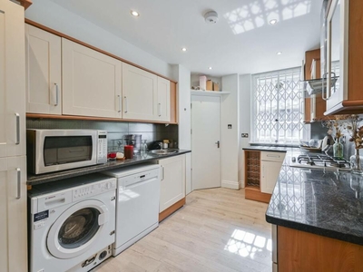 3 bedroom flat for rent in New Cavendish Street, Fitzrovia, London, W1W
