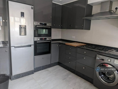 3 bedroom terraced house for rent in Skiers Street, London, E15