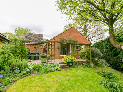 3 bedroom detached bungalow for rent in Beavers Close, Guildford, GU3