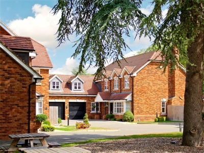 4 bedroom detached house for sale in Cedar Court, Newport Pagnell, Milton Keynes, Buckinghamshire, MK14