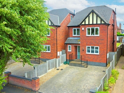 4 bedroom detached house for sale in Northcliffe Avenue, Mapperley, Nottingham, NG3