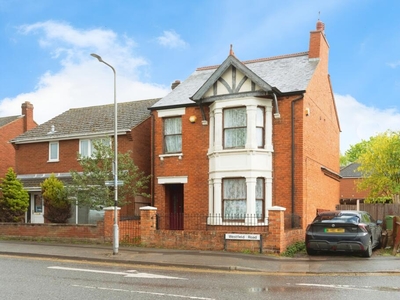 4 bedroom detached house for sale in Westfield Road, Bletchley, Milton Keynes, Buckinghamshire, MK2