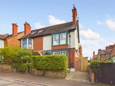 4 bedroom semi-detached house for sale in Osborne Avenue, Sherwood, Nottingham, NG5