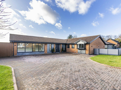 5 bedroom detached bungalow for sale in Olympus Court, Hucknall, NG15