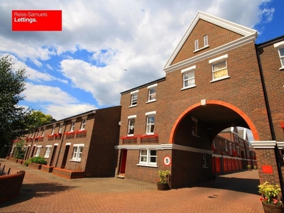 5 bedroom town house for rent in Lockesfield Place, London, E14