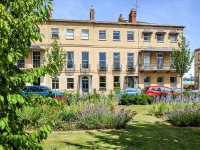 5 bedroom town house for sale in London Road, Cheltenham, Gloucestershire, GL52