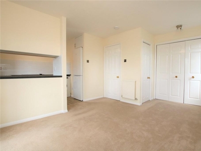 Studio flat for rent in Ashmere Close, Calcot, Reading, Berkshire, RG31