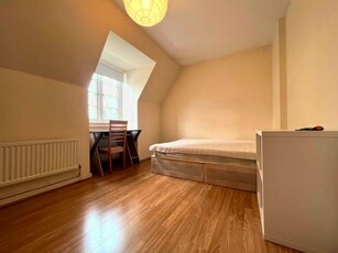 4 Bedroom Flat To Rent