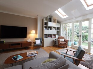 5 bedroom property to let in Hilary Close London SW6