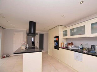 6 Bedroom End Terrace House To Rent