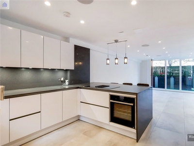 Adler Street, London, E1 3 bedroom flat/apartment in London