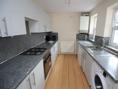 6 bedroom terraced house for rent in Clayton Park Square, Newcastle Upon Tyne, NE2