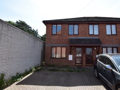 Flat to rent - Ruxton Close, Swanley, BR8