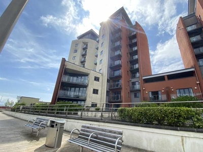 Flat for sale in South Quay, Kings Road, Marina, Swansea SA1