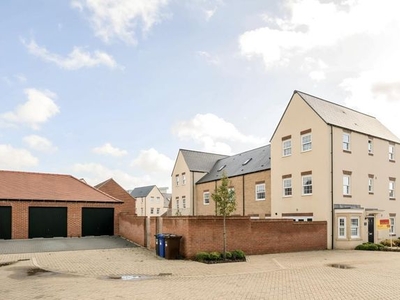 Town house to rent in Pioneer Way, Bicester OX26