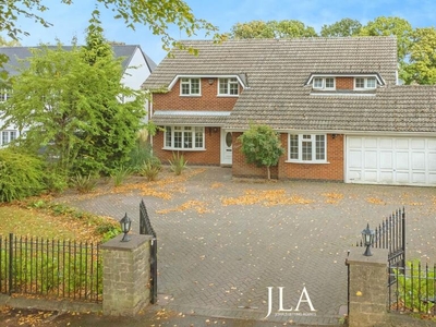 4 bedroom detached house for rent in The Fairway, Oadby, Leicester, LE2