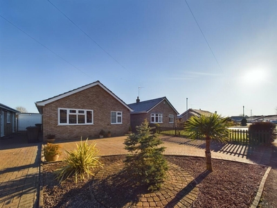 2 bedroom bungalow for sale in Columbia Drive, Worcester, Worcestershire, WR2