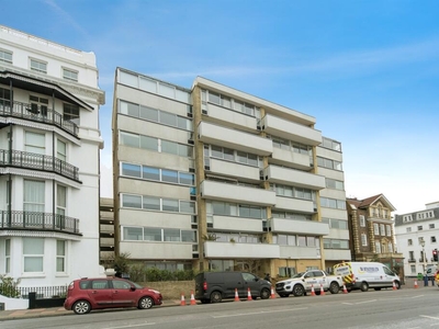 2 bedroom flat for sale in Grand Parade, Eastbourne, BN21