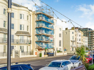 2 bedroom flat for sale in Marine Parade, Worthing, West Sussex, BN11