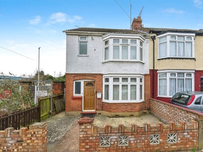 2 bedroom semi-detached house for sale in Thornhill Road, Luton, Bedfordshire, LU4