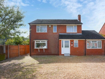 4 bedroom detached house for sale in London Road, Loughton, Milton Keynes, MK5